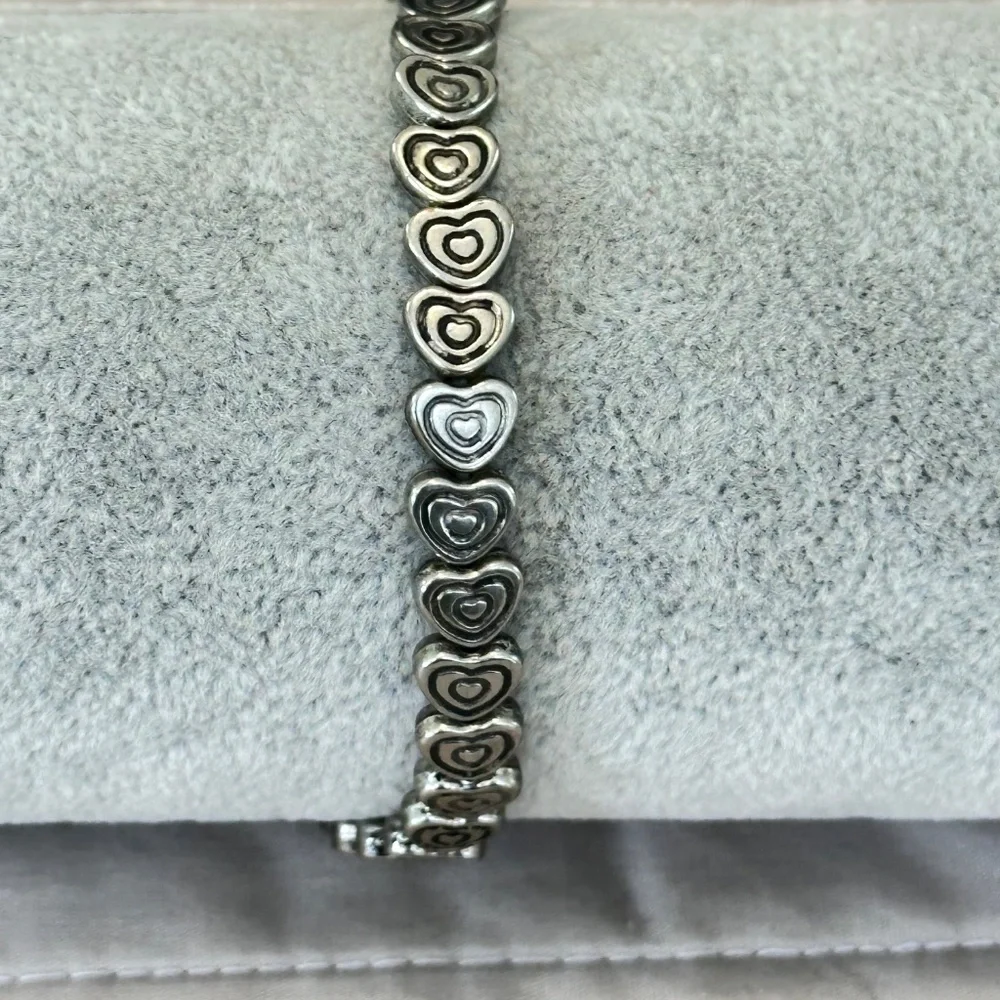 Silver tone stretchy bracelet w/carved Heart beads all the way around - Picture 3 of 13